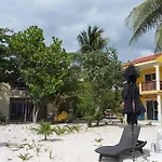 Marysol Beachfront Next To Nomads D6